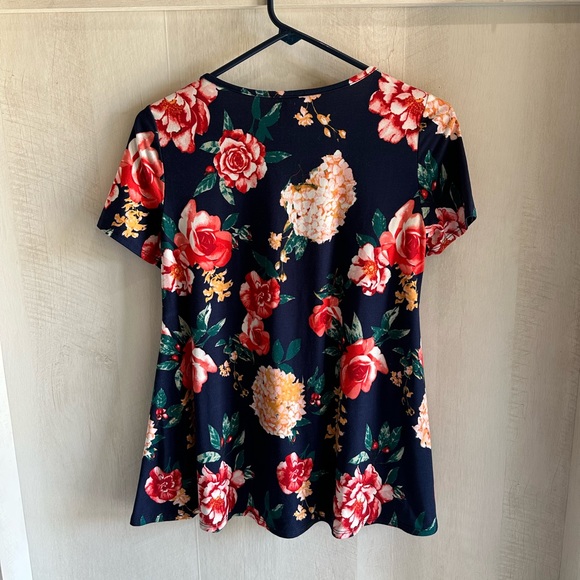 Lara Fashion Women’s Short Sleeve Tee Size Small - Picture 2 of 4